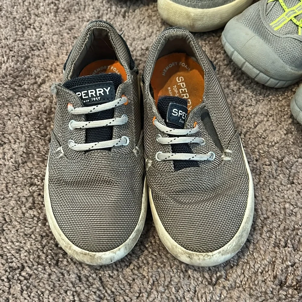 Boys size 9 & 9.5 sperry sneakers and Oshkosh sandals bundle